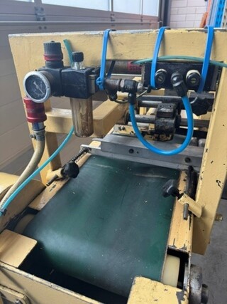 Invoerband trays flowpakmachine Eigen bouw, geel, bouwjaar 2012
